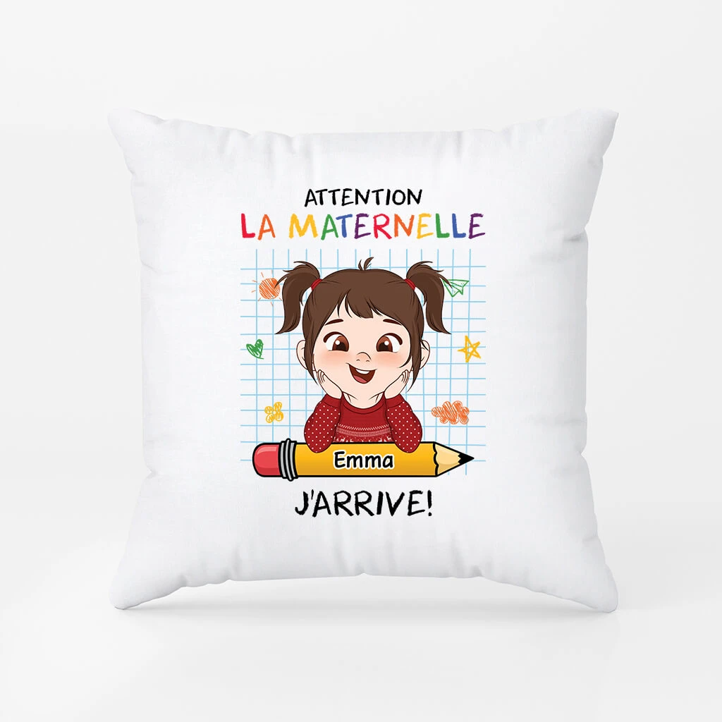 Attention La Maternelle J'arrive - Cadeau Personnalisé | Coussin Pour Famille 1 Attention La Maternelle J'arrive - Cadeau Personnalisé | Coussin Pour Famille
