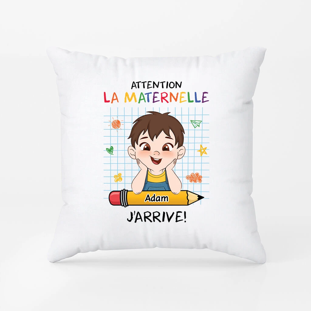 Attention La Maternelle J'arrive - Cadeau Personnalisé | Coussin Pour Famille 2 Attention La Maternelle J'arrive - Cadeau Personnalisé | Coussin Pour Famille – Image 2