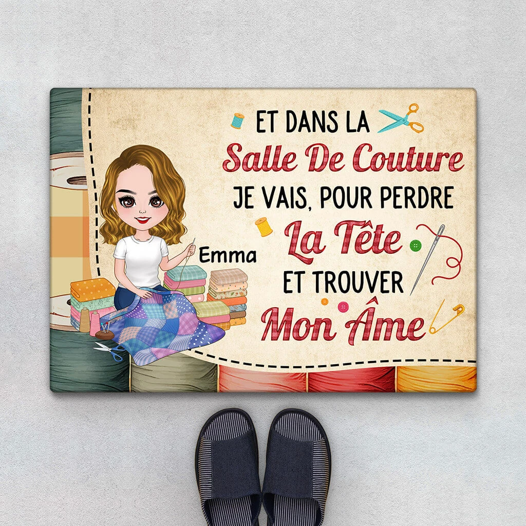 Et Dans La Salle De Couture, Je Vais, Pour Perdre La Tête Et Trouver Mon Âme - Cadeau Personnalisé | Paillasson Pour La Maison 1 Et Dans La Salle De Couture, Je Vais, Pour Perdre La Tête Et Trouver Mon Âme - Cadeau Personnalisé | Paillasson Pour La Maison