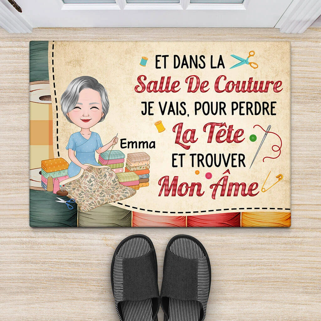 Et Dans La Salle De Couture, Je Vais, Pour Perdre La Tête Et Trouver Mon Âme - Cadeau Personnalisé | Paillasson Pour La Maison 2 Et Dans La Salle De Couture, Je Vais, Pour Perdre La Tête Et Trouver Mon Âme - Cadeau Personnalisé | Paillasson Pour La Maison – Image 2