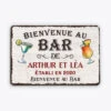 Bienvenue Au Bar, Personne Ne Sort Sobre - Cadeau Personnalisé | Plaque De Porte Personnalisée