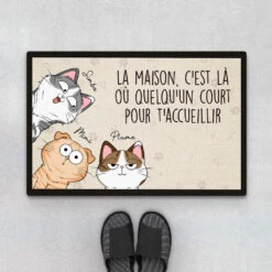 La Maison Où Quelqu'un Court Pour T'Accueillir - Paillasson Chat Personnalisé