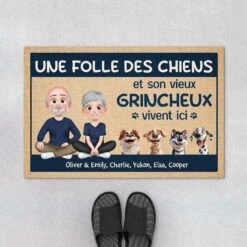 Une Folle Des Chiens Et Son Vieux Grincheux Vivent Ici - Cadeau Personnalisé | Paillasson Pour Amoureux Des Animaux
