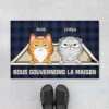 Nous Gouvernons La Maison Versions Chats Sous Tapis - Cadeau Personnalisé | Paillasson Pour Amoureux Des Chats