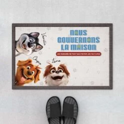 Nous Gouvernons La Maison Design Cartoon Humour - Cadeau Personnalisé | Paillasson Pour Amoureux Des Chiens