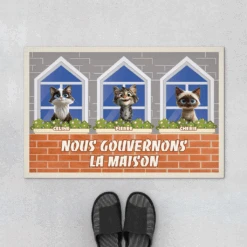 Nous Gouvenons La Maison Version Fenêtres - Cadeau Personnalisé | Paillasson Pour Amoureux Des Chats