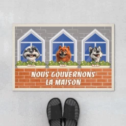 Nous Gouvenons La Maison Version Fenêtres - Cadeau Personnalisé | Paillasson Pour Amoureux Des Chiens
