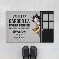Veuillez Garder La Porte Fermée Design Cartoon - Cadeau Personnalisé | Paillasson Pour Amoureux Des Chats