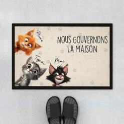 Nous Gouvernons La Maison Design Cartoon - Cadeau Personnalisé | Paillasson Pour Amoureux Des Chats