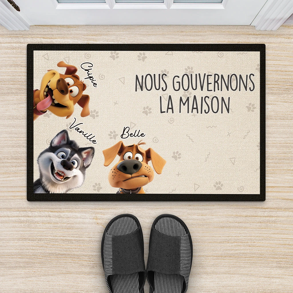 Nous Gouvernons La Maison Design Cartoon - Cadeau Personnalisé | Paillasson Pour Amoureux Des Chiens 2 Nous Gouvernons La Maison Design Cartoon - Cadeau Personnalisé | Paillasson Pour Amoureux Des Chiens – Image 2