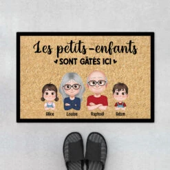 Les Petits-Enfants Sont Gâtés Ici Design Cartoon - Cadeau Personnalisé | Paillasson Pour Famille