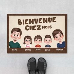 Bienvenue Chez Nous Design Cartoon Version Famille - Cadeau Personnalisé | Paillasson Pour Famille