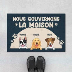 Nous Gouvernons La Maison Version Lune - Cadeau Personnalisé | Paillason Pour Amoureux Des Chiens